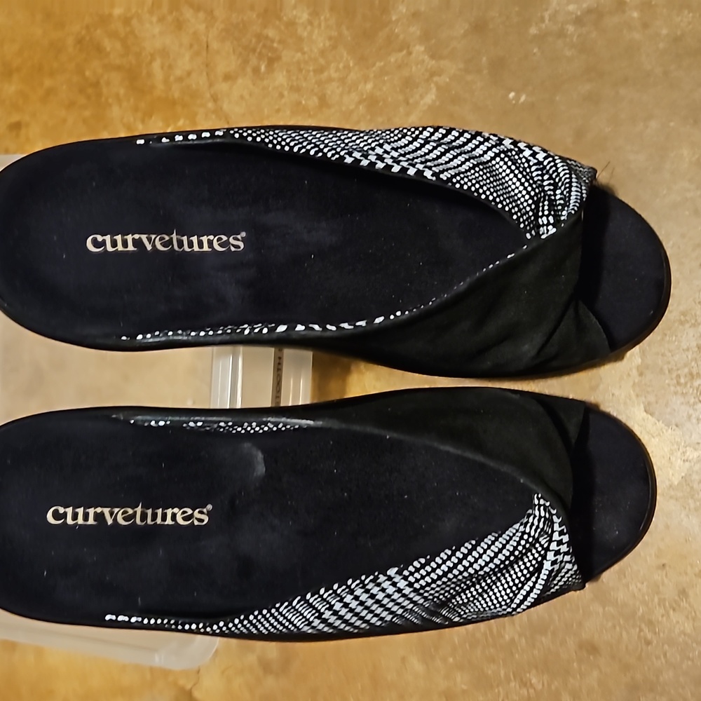 Ladies Black/White check shoes